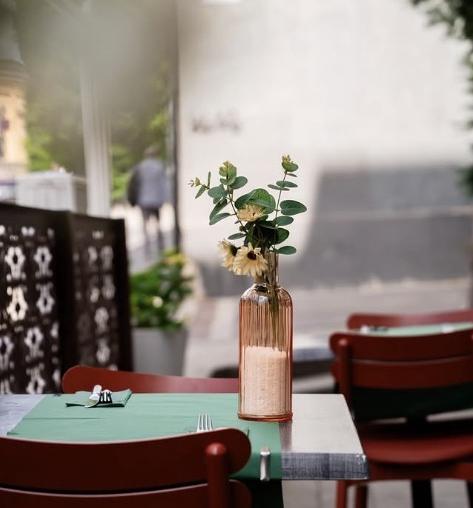 Table dressée en terrasse